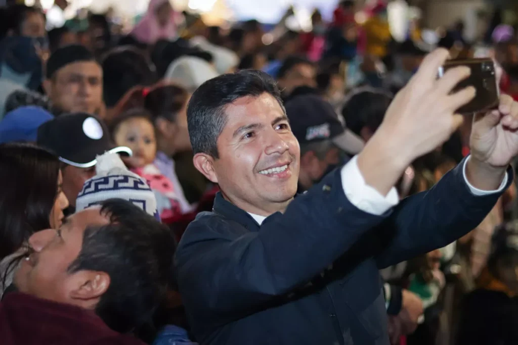 Eduardo Rivera en la caravana coca-cola 2023