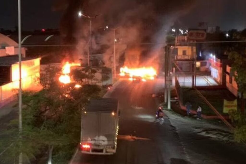 Caos en Tabasco: Reportan bloqueos, quema de autos y disturbios en penales