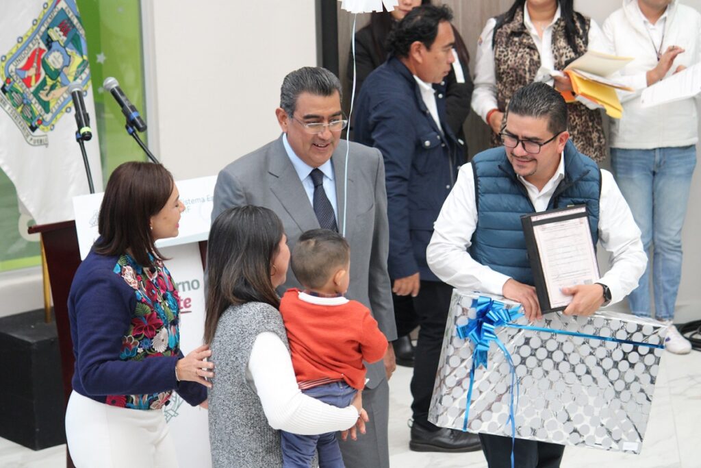 Gobierno de Puebla entrega en adopción a 21 menores 