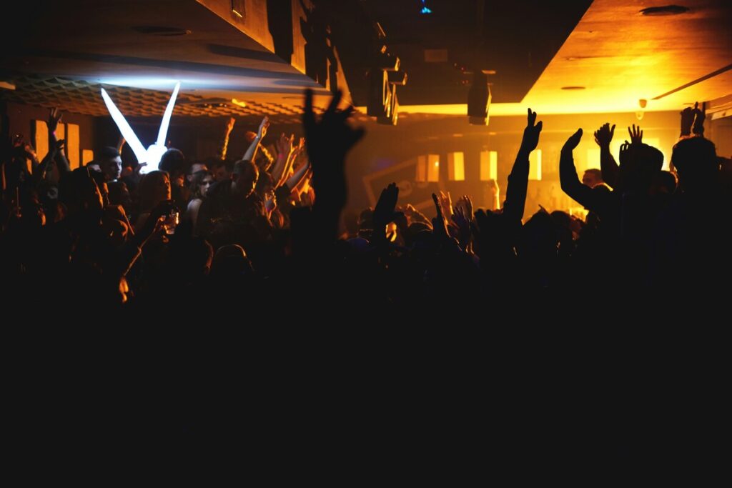 proponen cierre de antros y bares de Puebla a las 2:30 am