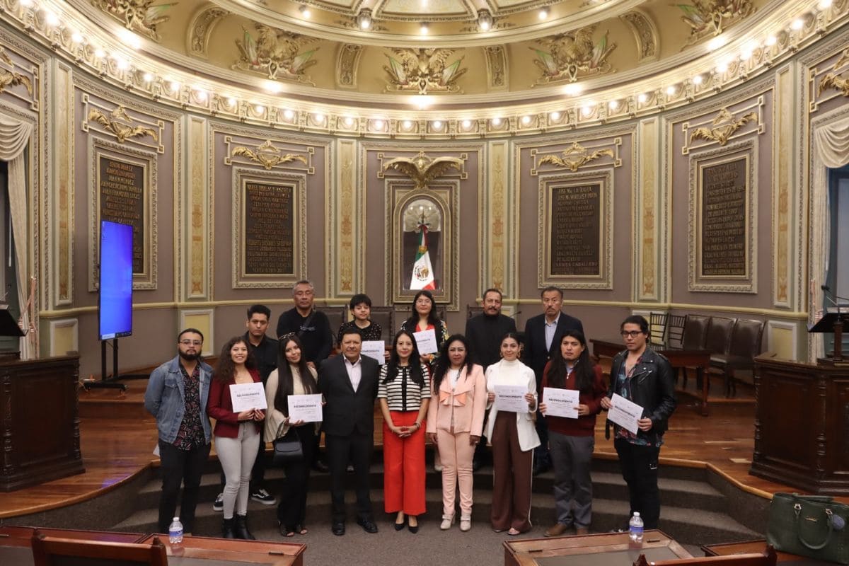 Entrega Voluntariado del Congreso del Estado reconocimientos a alumnos del Instituto de Artes Visuales 1 Instituto de Artes Visuales reconocimientos