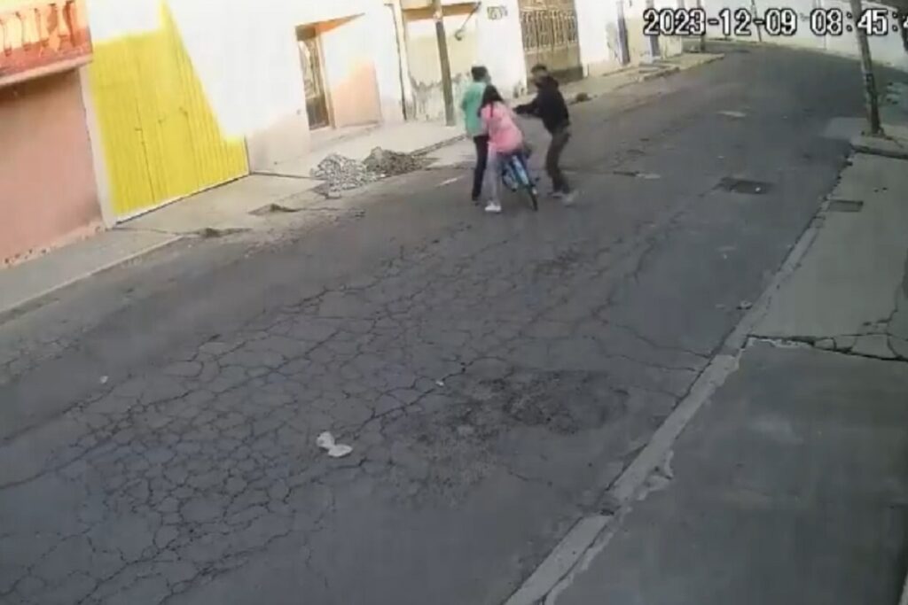 a bolsazos mujer evita el secuestro de su hija en Ecatepec