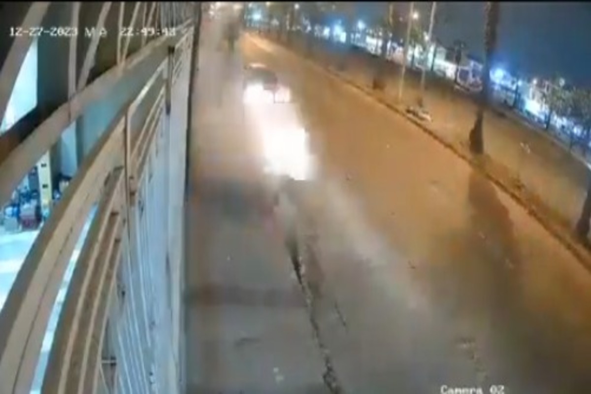 VIDEO: Extorsionador muere al intentar dejar una bomba en un negocio de Ecuador 1 explosion 2