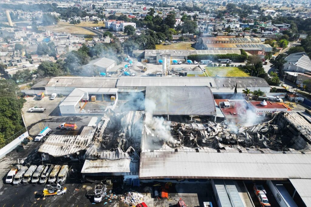 Gobierno respaldará a empresa afectada por el incendio de una bodega en Puebla 