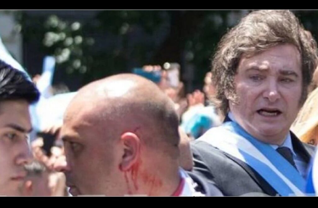 lanzan botella a javier milei