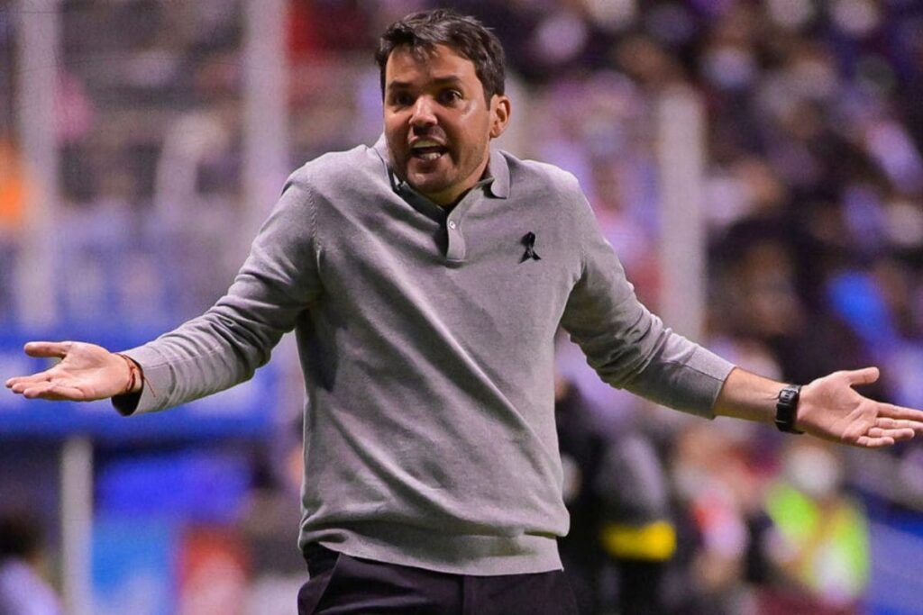 León despide a Nicolás Larcamón