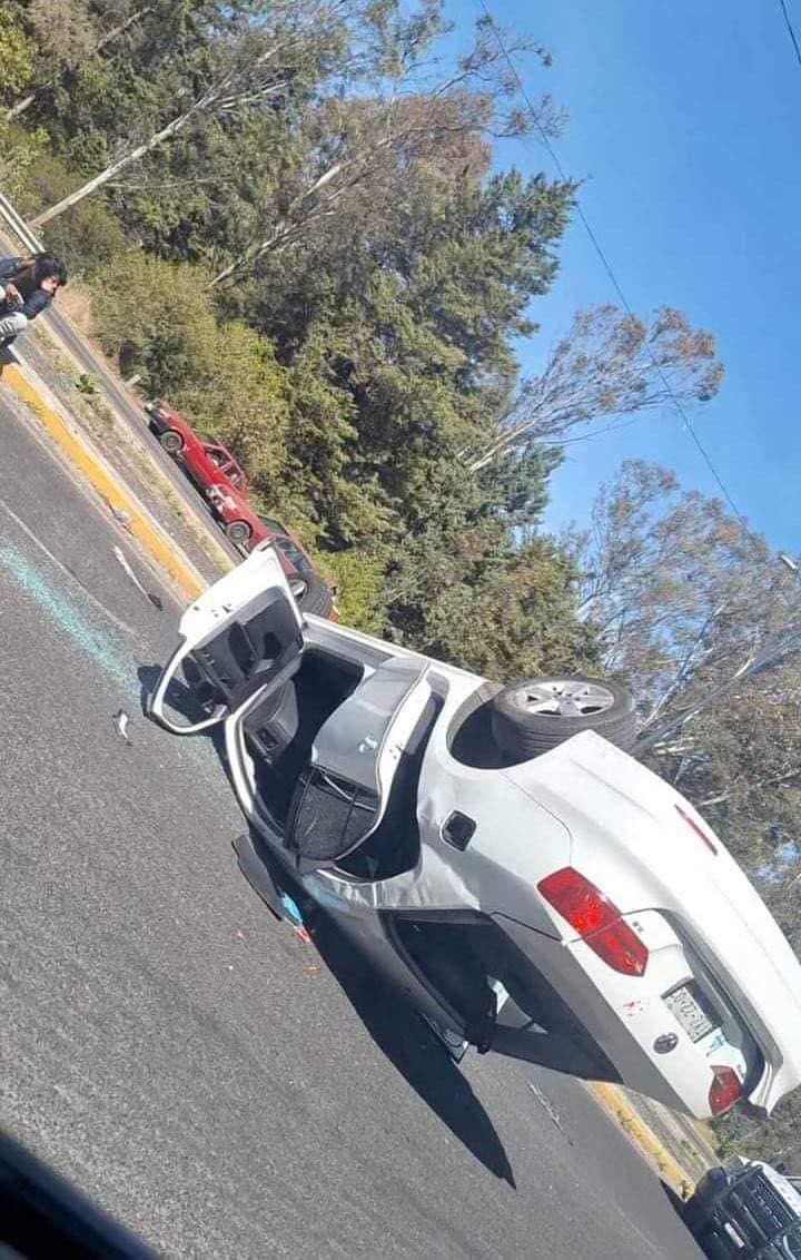 Dos mujeres sobreviven a volcadura en Periférico 1 periferico