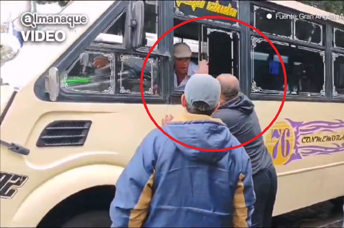 Poblano le da un "cachetadón" a chofer del transporte público que invadió paso peatonal 1 transporte público de Puebla