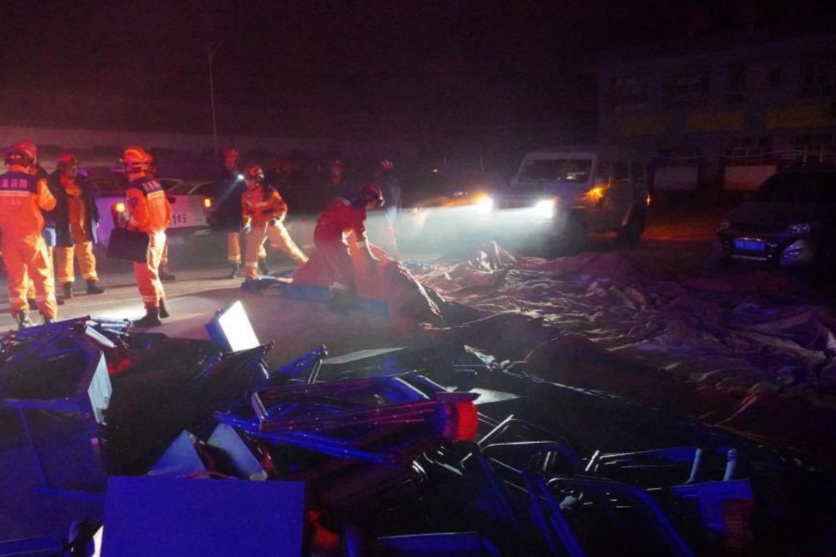 Terremoto en China deja al menos 100 muertos y 200 heridos 1 terremoto en China deja 100 muertos
