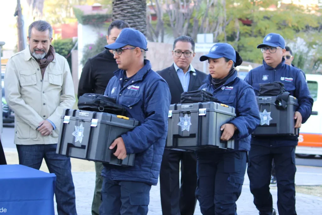 Adan Dominguez entrega equipo policial Puebla 5