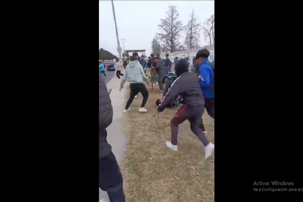 VIDEO: Alumnos de bachiller pelean en calles de Bosques y SEP cita a sus tutores 1 Alumnos de bachiller pelean en calles de Bosques