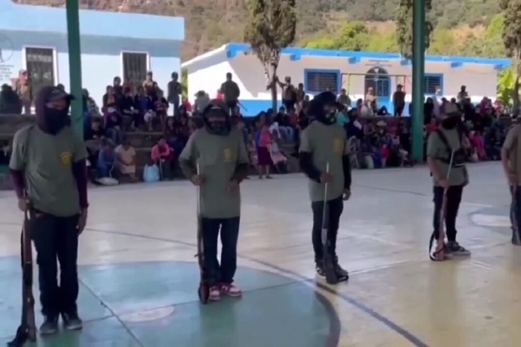 Arma policía comunitaria a 20 niños y niñas en Ayahualtempa, Guerrero