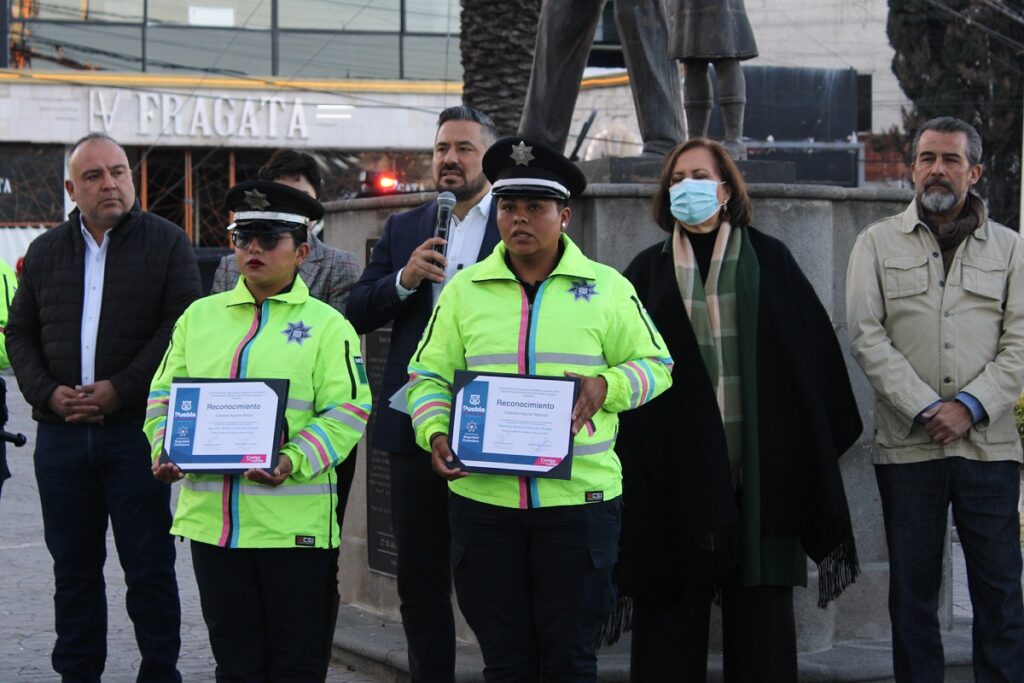 Ayuntamiento de Puebla reconoce a policías que rescataron a una bebé; está en observación