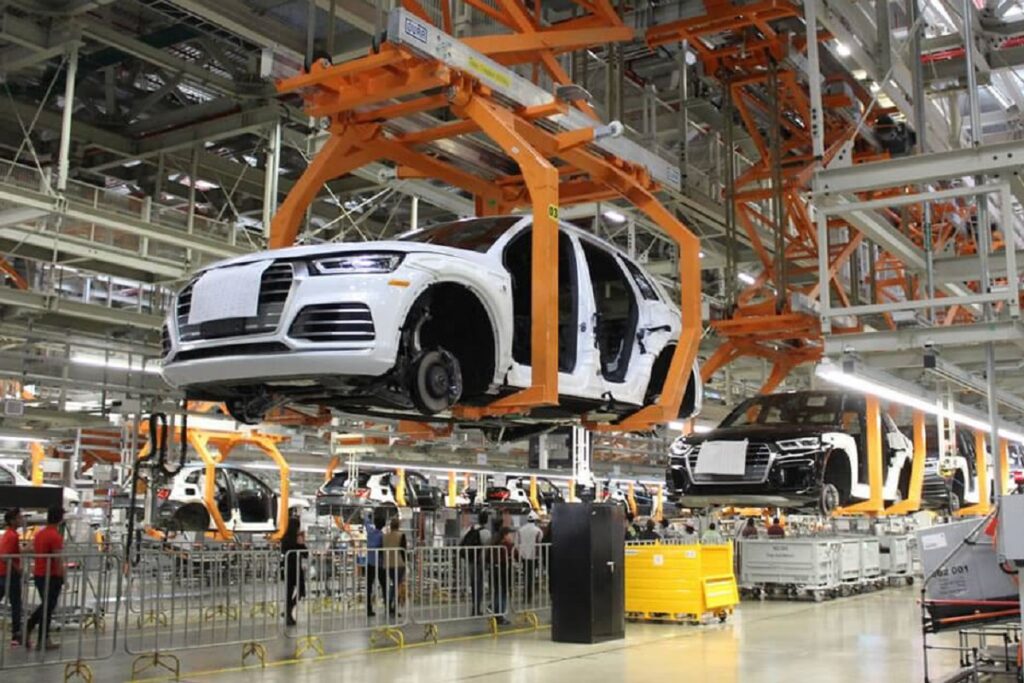 Citan a trabajadores de Audi para poner cadenas en la planta y empezar la huelga