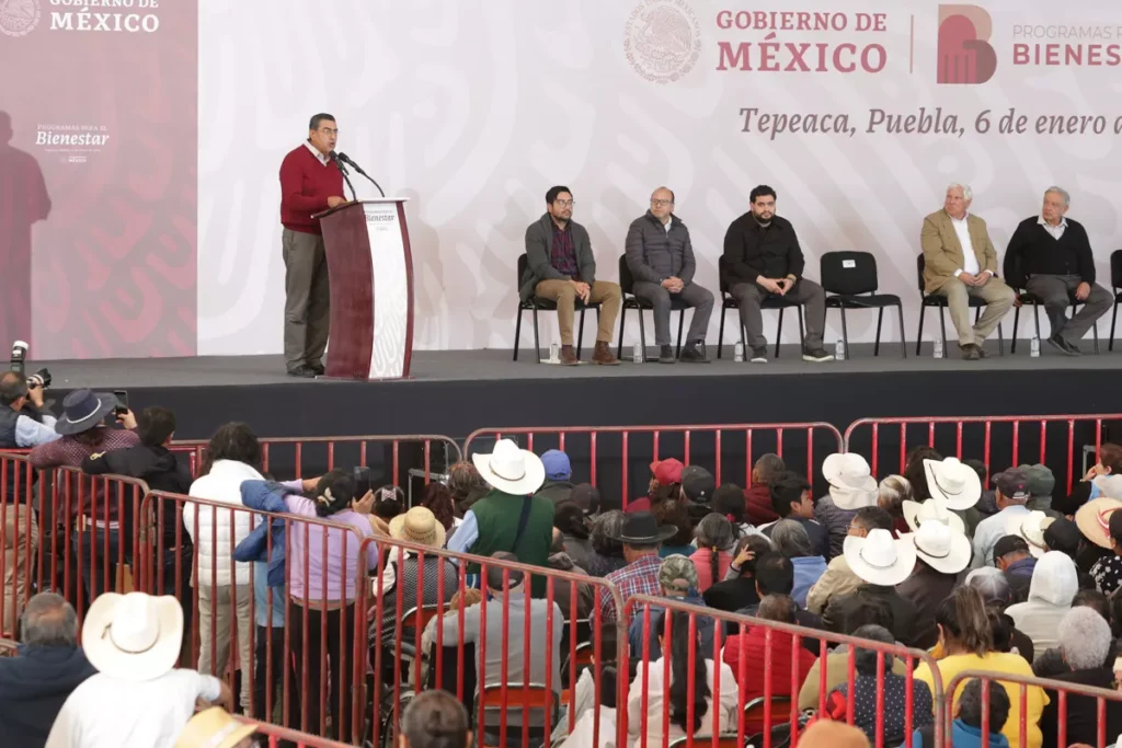 Sergio Salomón en la gira de AMLO por Tepeaca