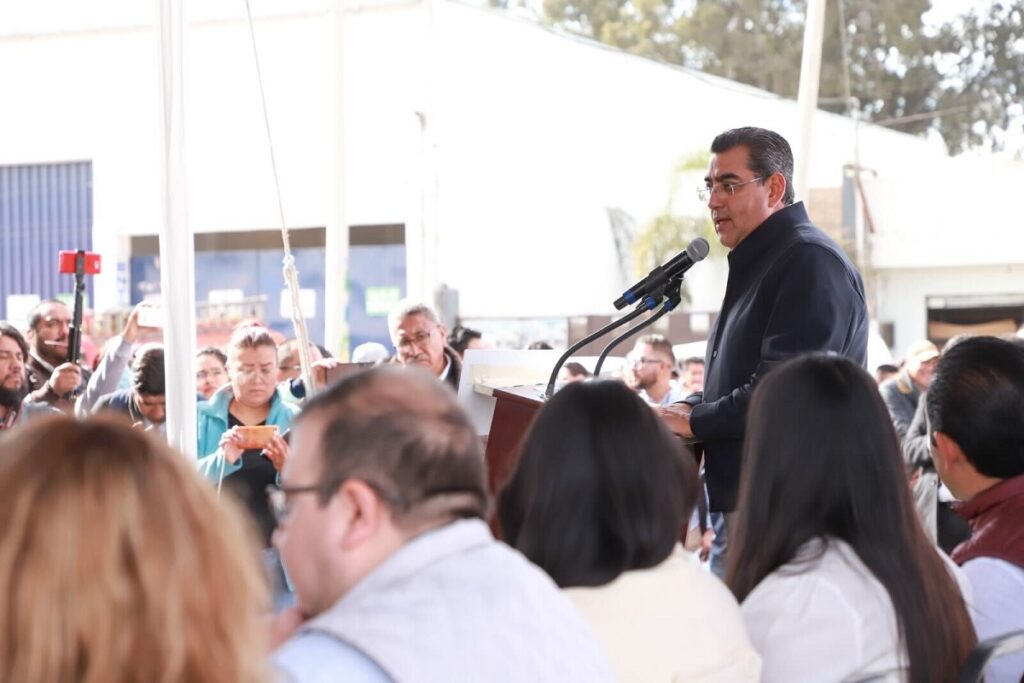 Gobierno de Puebla recibe con brazos abiertos a jirafa Benito sin infringir la Ley 