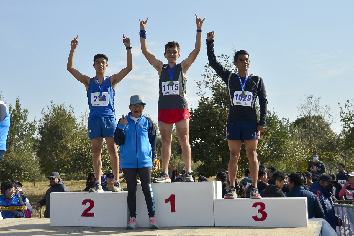 Estudiantes, académicos y administrativos de la BUAP se suman a la Carrera Universitaria “Campo Traviesa” 1 Lilia Cedillo dio el banderazo de salida de esta competencia con la que se promueve la práctica deportiva