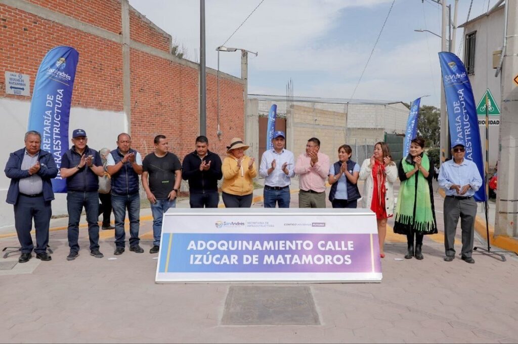 Mundo Tlatehui adoquinamiento de calle Izúcar de Matamoros en San Francisco Acatepec