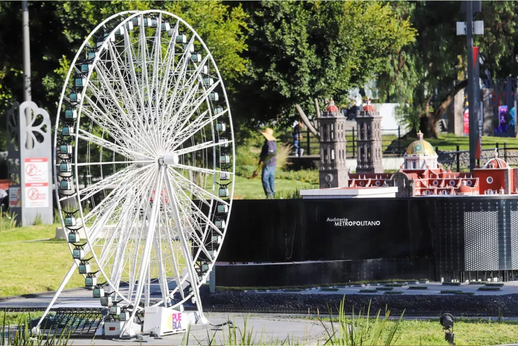 paseo de gigantes Visita los atracciones de los cinco continentes en Puebla