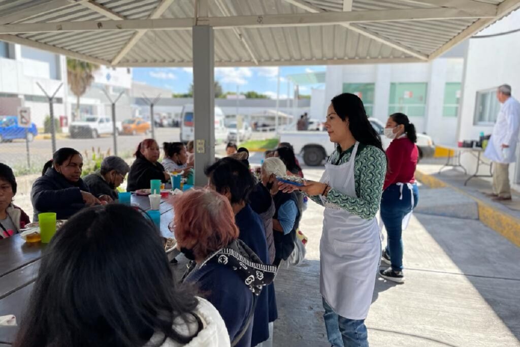Voluntariado del Congreso de Puebla realiza jornada alimentaria en albergue del Hospital del Sur