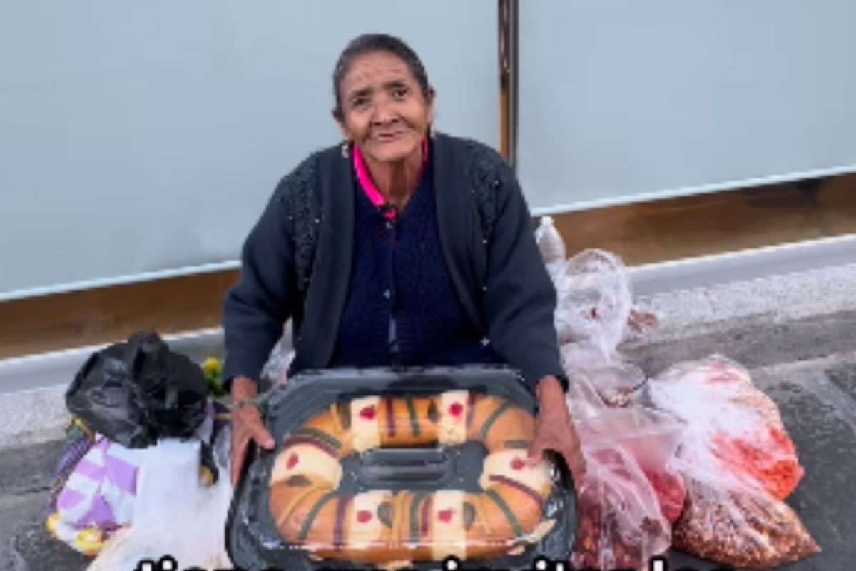 VIDEO: Youtuber sorprende a poblanos regalando Roscas de Reyes en el zócalo 1 Ale invita regala Roscas de Reyes en Puebla