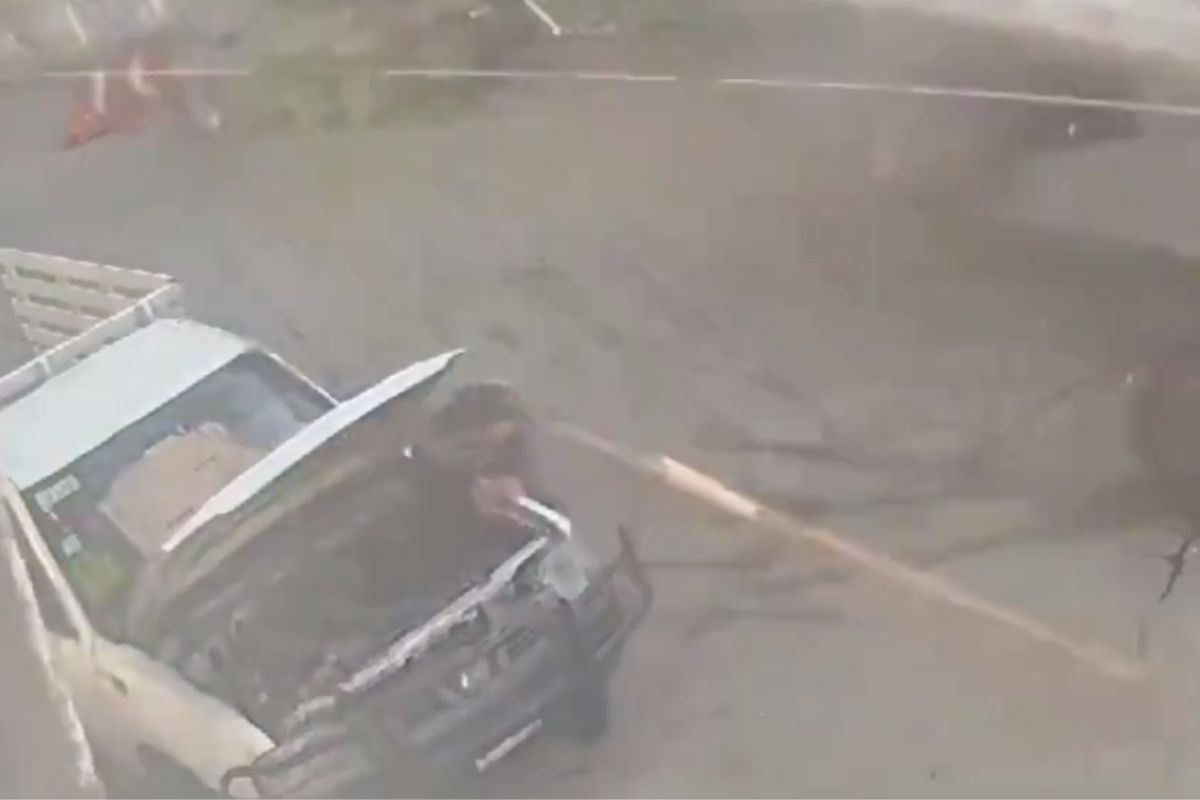 VIDEO: Sujeto se salva por poco de morir aplastado por tren Interurbano México-Toluca 1 caída tren Interurbano México-Toluca