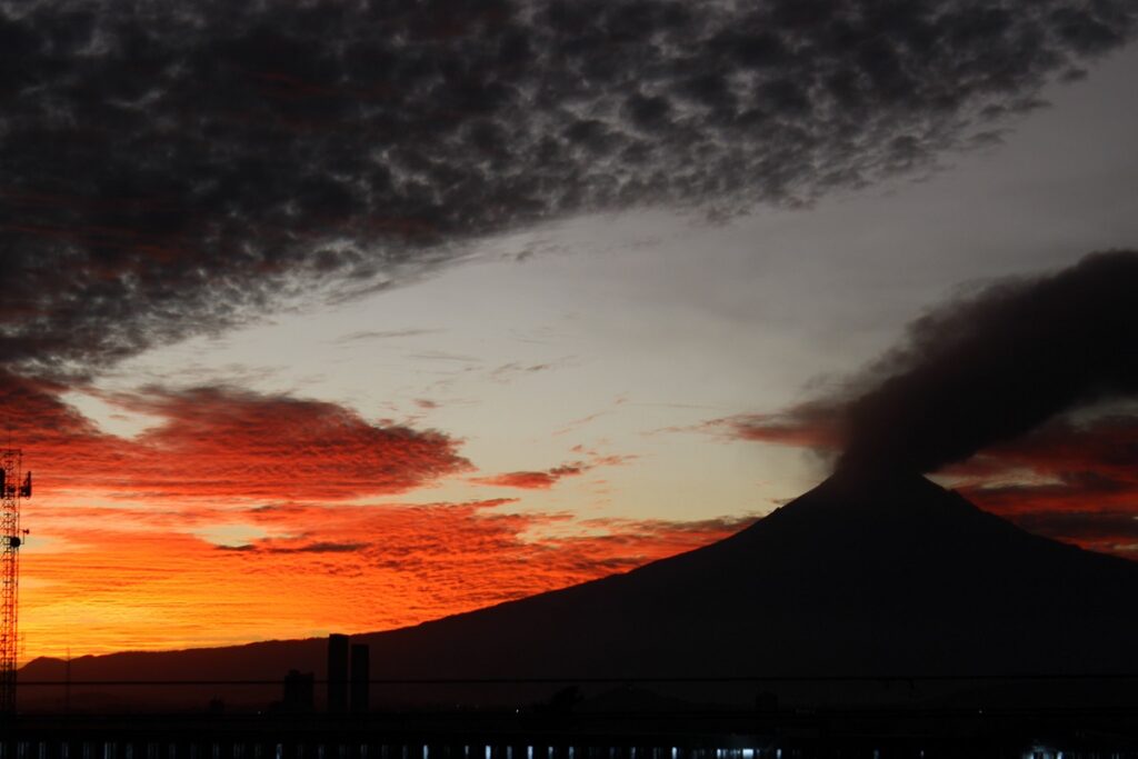 La ciencia explica por qué el cielo se pinta de rojo al atardecer (FOTOS) 21 atardecer en puebla 1