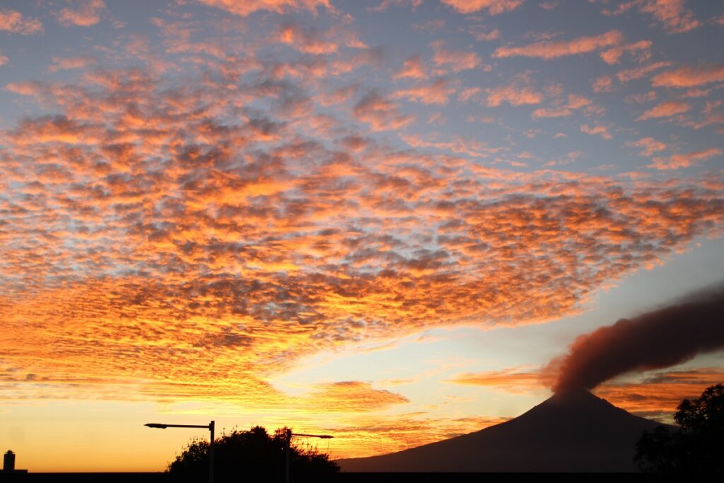 La ciencia explica por qué el cielo se pinta de rojo al atardecer (FOTOS) 22 atardecer en puebla 5