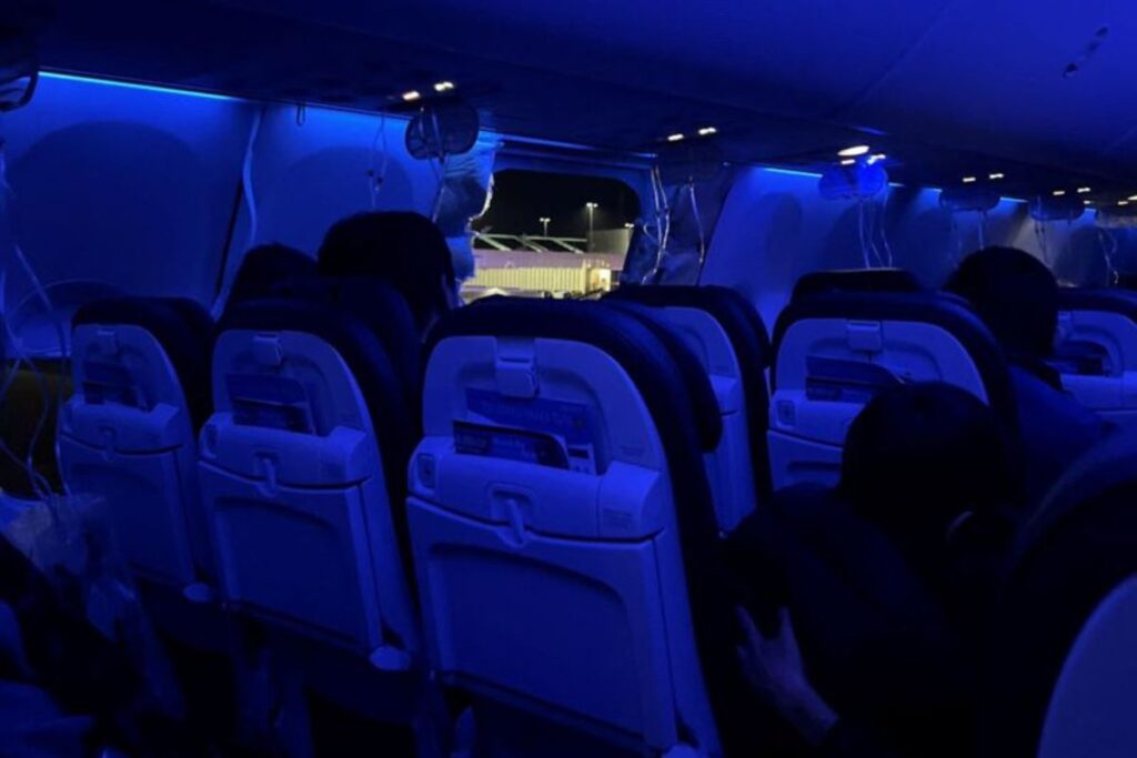 avion alaska airlines pierde puerta
