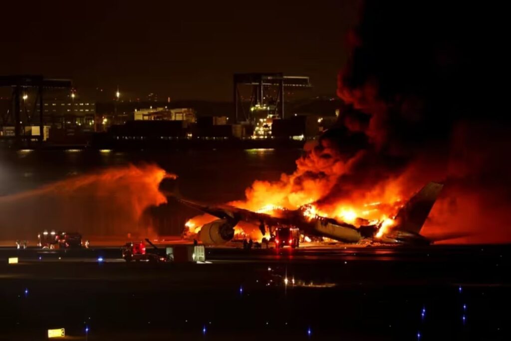avión de Japan Airlines incendiado