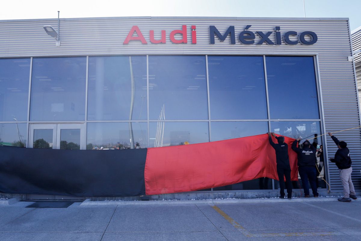 Estalla la primera huelga en la historia de Audi: trabajadores cuelgan bandera rojinegra 1 estalla huelga en Audi