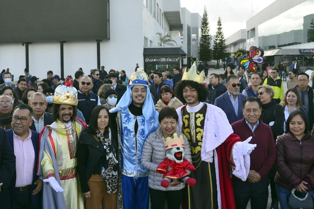 BUAP entrega jueguetes a niños en Puebla
