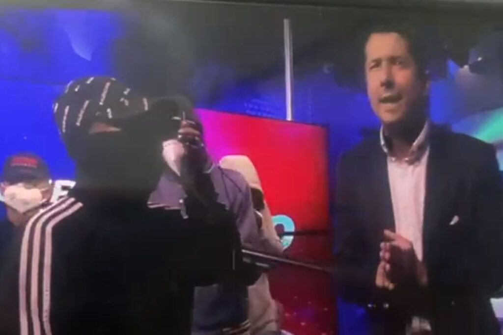 comanda entra a estudio de televisión en Ecuador