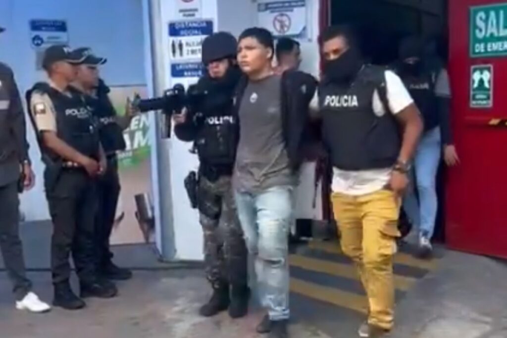 policía de Ecuador detiene a 13 en televisora TC
