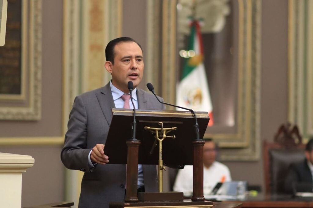 eduardo castillo presidente del congreso de Puebla 1