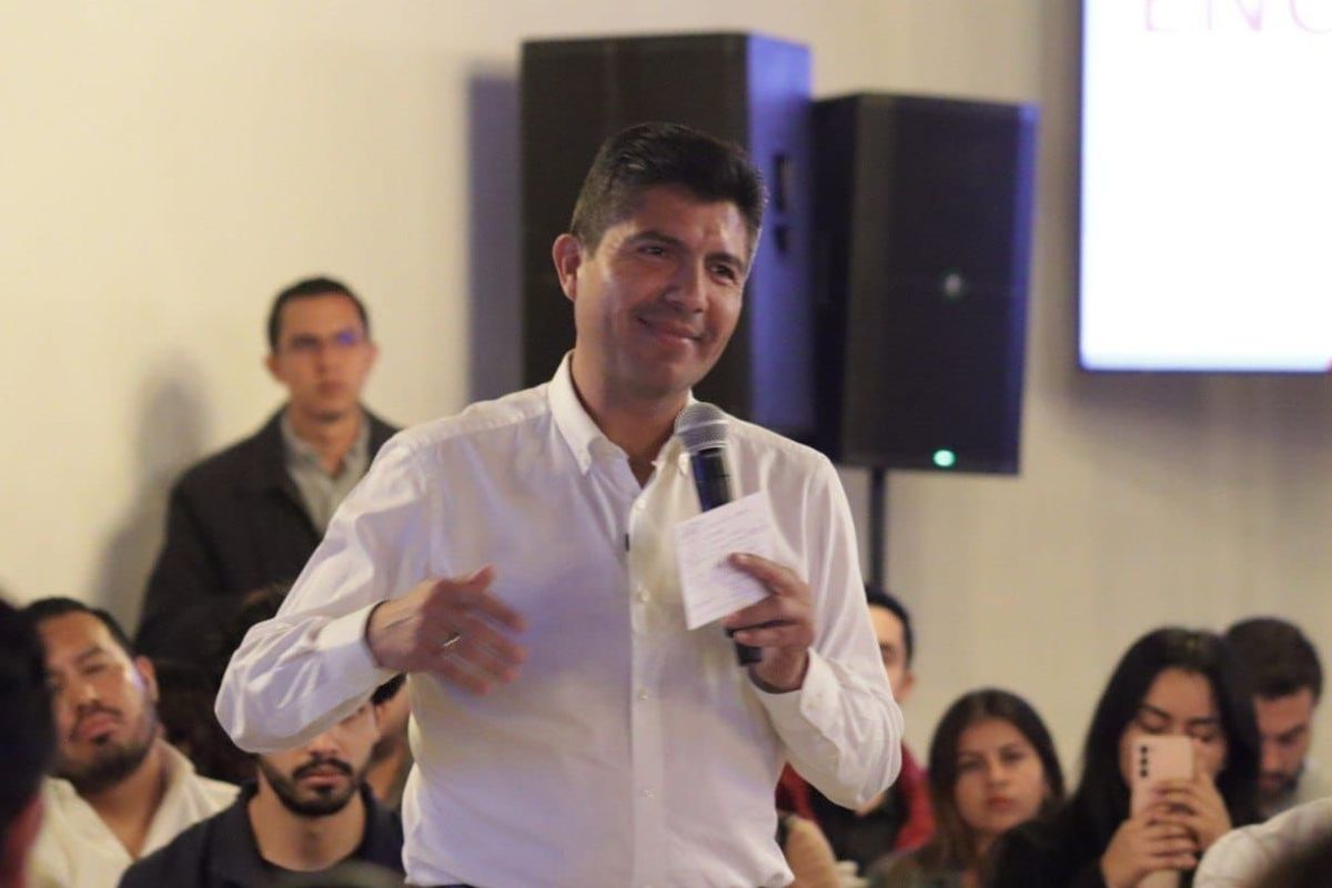 Universitarios hablan con Lalo Rivera y Mario Riestra 1 Eduardo Rivera encuentro universitarios