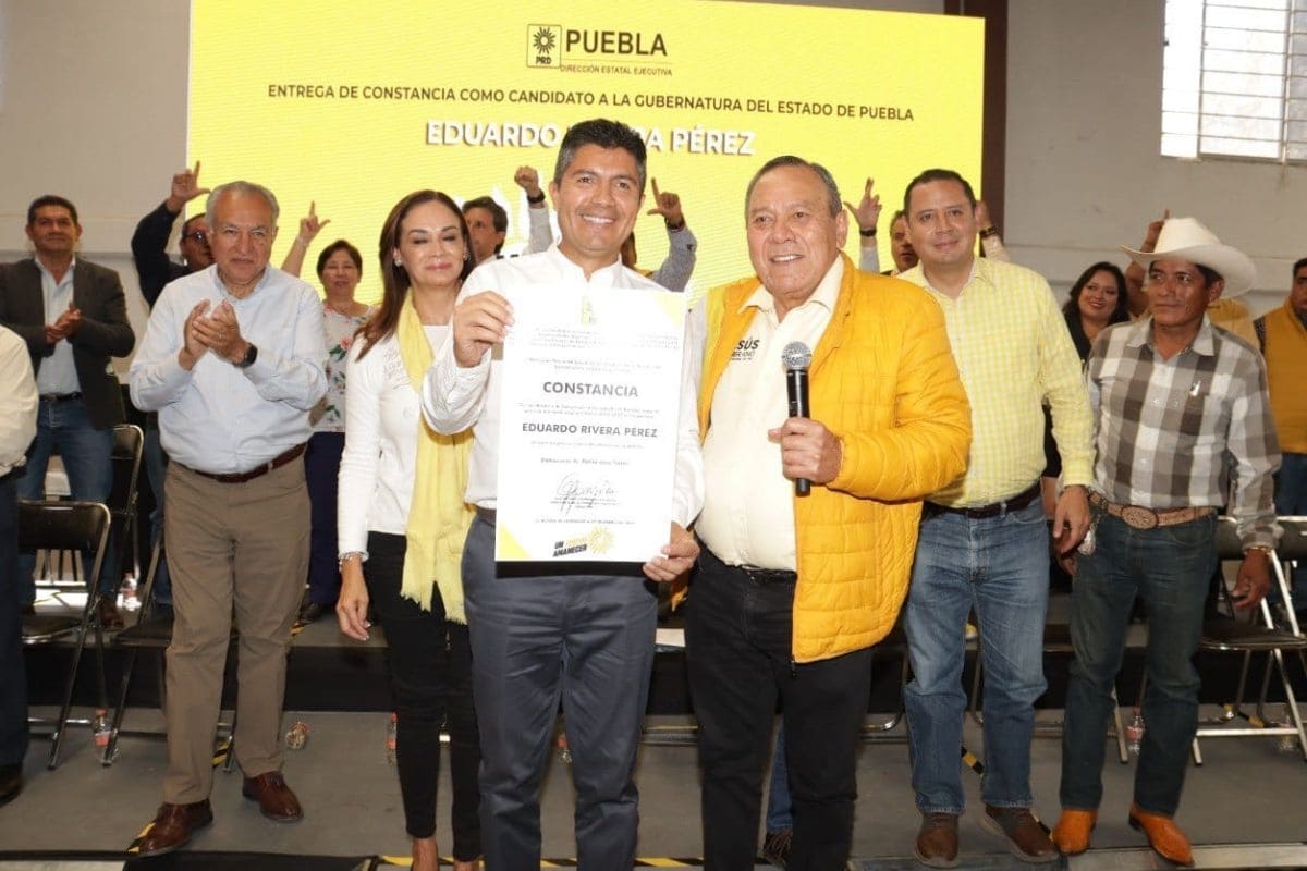 Recibe Eduardo Rivera constancia del PRD como candidato a la gubernatura del estado de Puebla 1 Eduardo Rivera constancia PRD