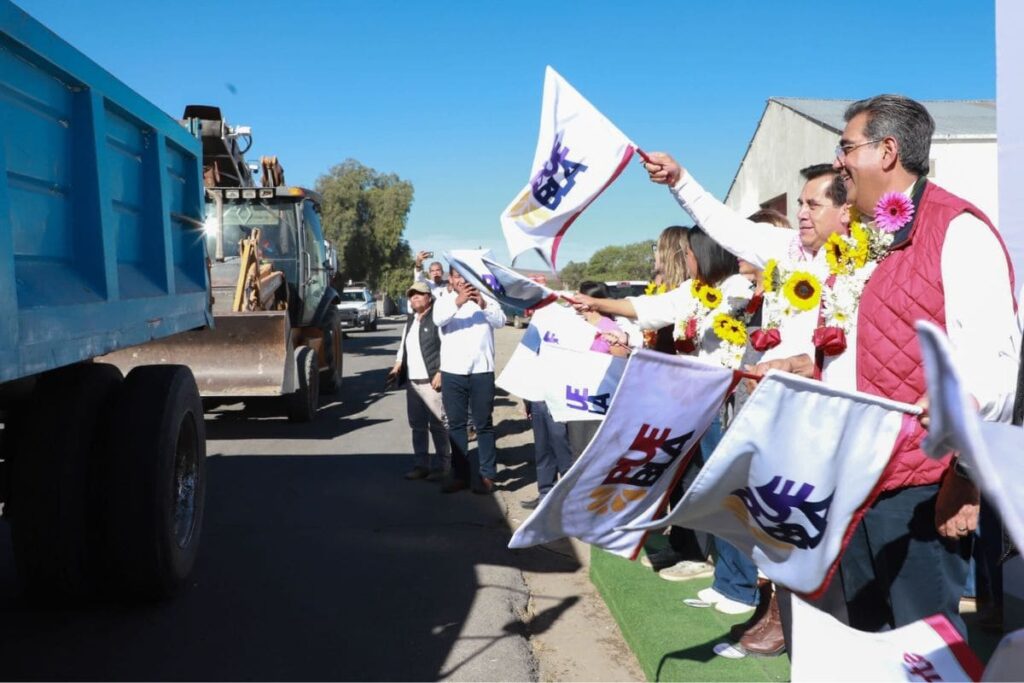 Gobierno de Sergio salomón rehabilita carretera Palmar de Bravo