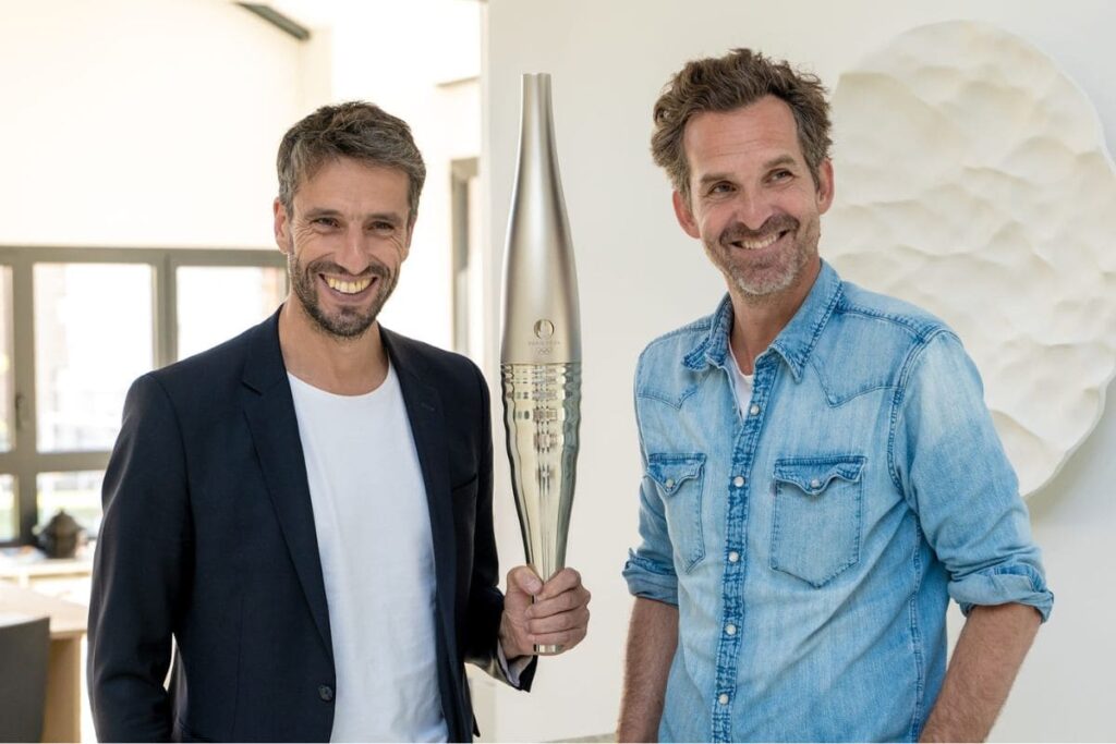 policías resguardan antorcha olímpica