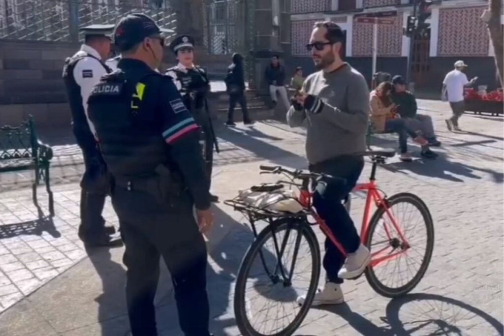 ciclista se niega a caminar por calle peatonalizada