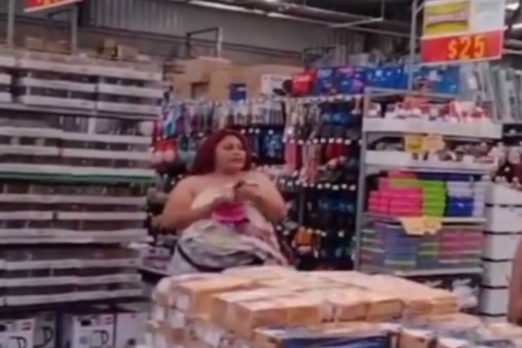 LadyAurrera se quita la ropa