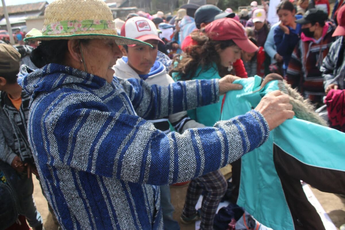 Entrega Voluntariado del Congreso ropa invernal como parte del programa “Un Invierno sin Frío” 1 voluntariado congreso de Puebla 1 1