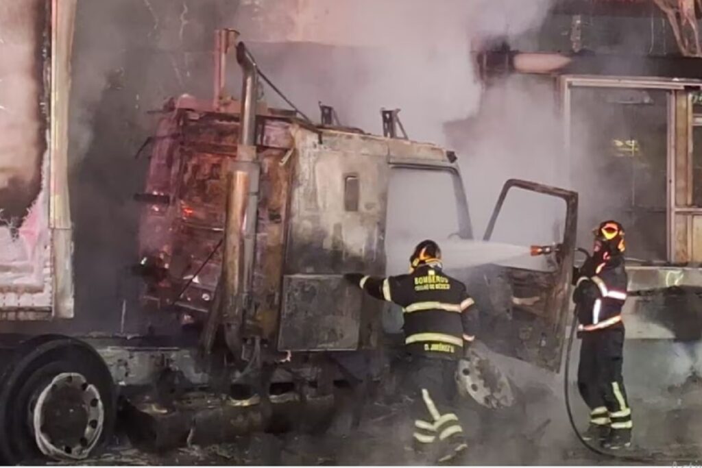 Choca tráiler contra la estación San Lázaro del Metrobús L5 y provoca incendio