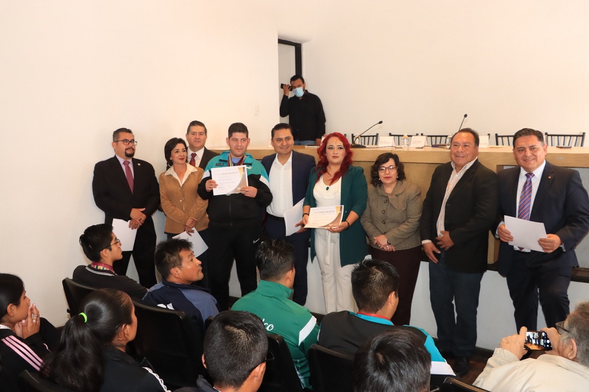 Congreso del Estado entrega reconocimientos a deportistas con discapacidad y sus entrenadores