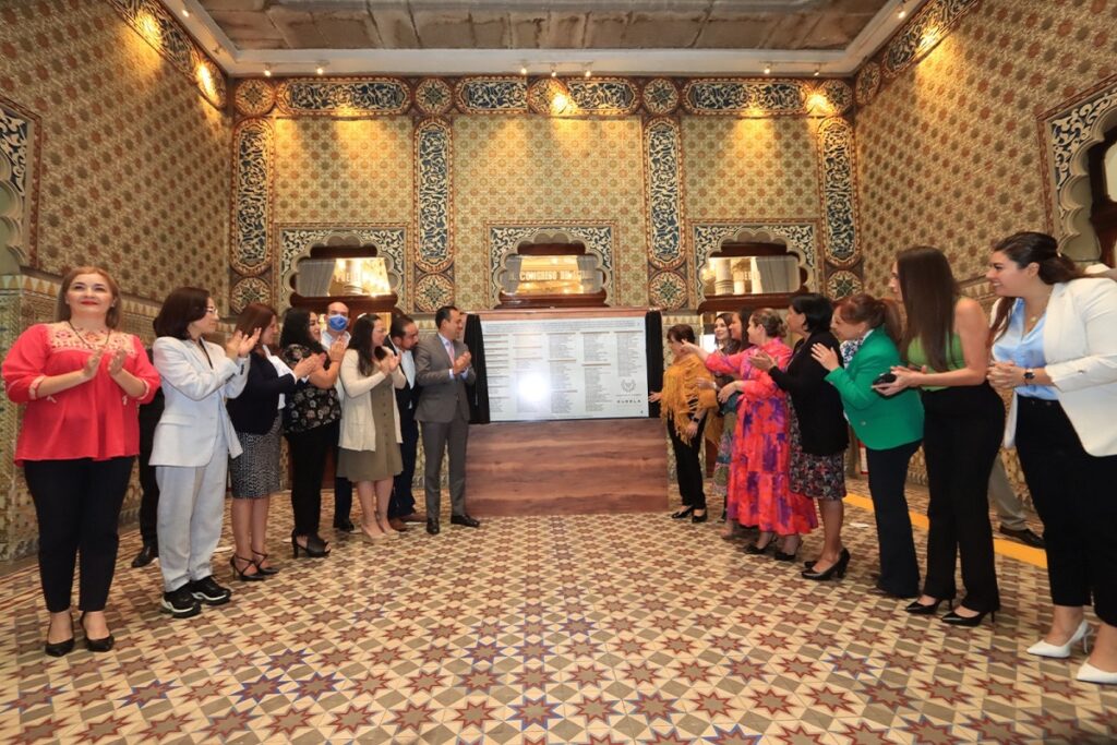 Develan en el Congreso del Estado una placa conmemorativa a las Mujeres Legisladoras de Puebla