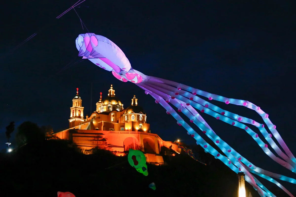 Festival Volarte de papalotes monumentales en San Andrés Cholula