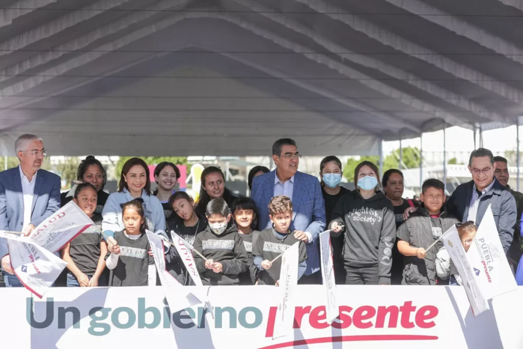 Gobernador Sergio Salomon Cespedes presidenta del DIF Estatal Gaby Bonilla Entrega de Ambulancias y Mastografos 11