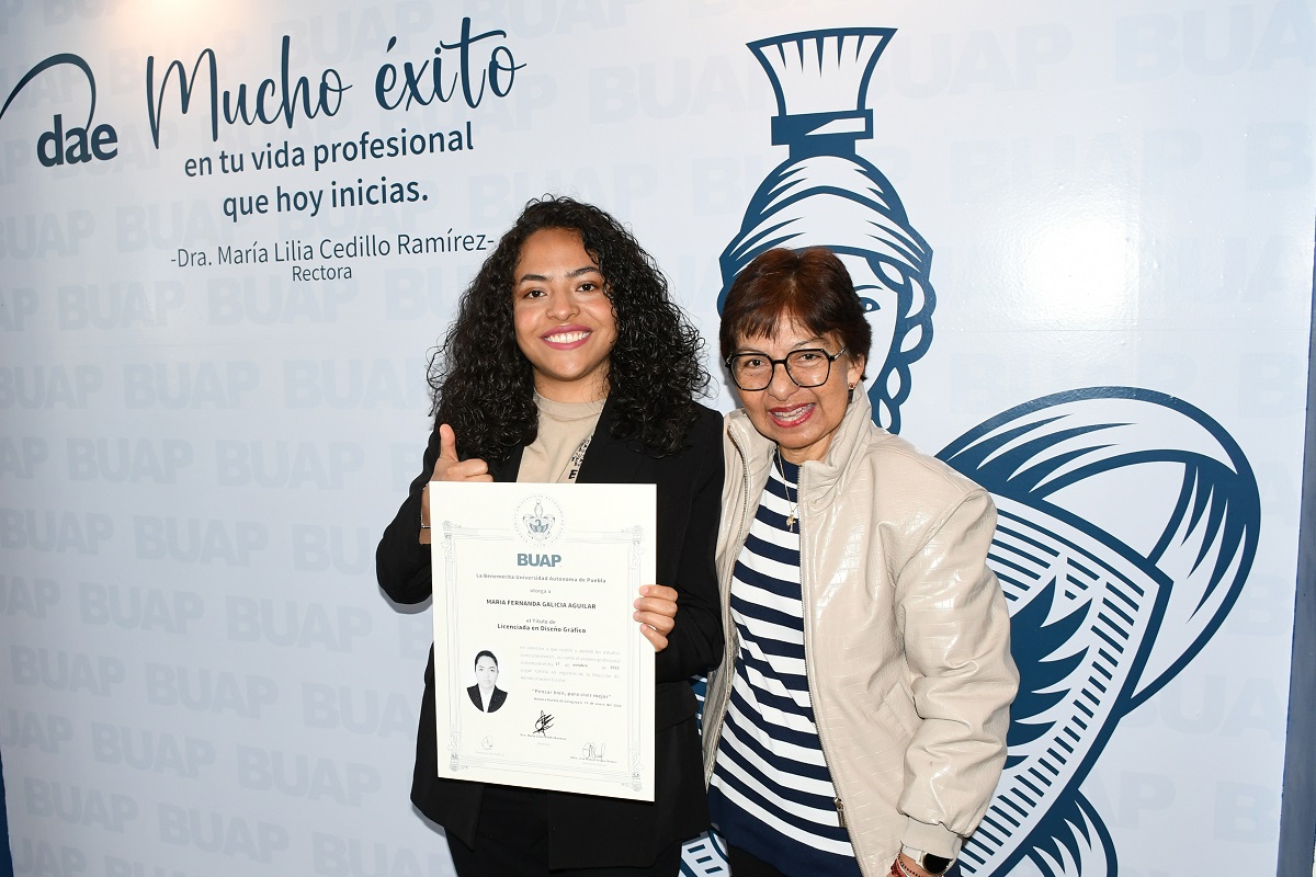 Entrega Lilia Cedillo título a egresada con discapacidad auditiva 1 Lilia Cedillo graduados