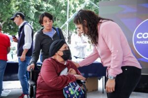 Lupita Cuautle encabeza la entrega del programa “Cambiando Vidas”