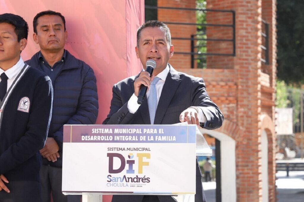 Mundo tlatehui entrega apoyos economicos a instituciones educativas